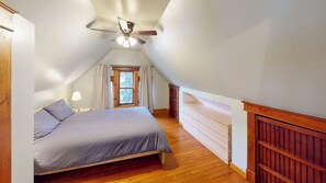 3 bedrooms, WiFi, bed sheets - Charming 3-bedroom farmhouse in lovely Kansas City with WiFi Park Front View (Kansas City)