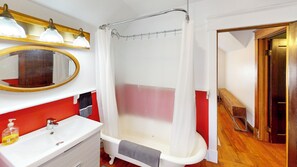 Shower, hair dryer, towels, soap - Charming 3-bedroom farmhouse in lovely Kansas City with WiFi Park Front View (Kansas City)