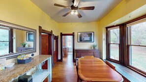 Dining - Charming 3-bedroom farmhouse in lovely Kansas City with WiFi Park Front View (Kansas City)