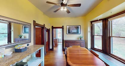 Charming 3-bedroom farmhouse in lovely Kansas City with WiFi Park Front View