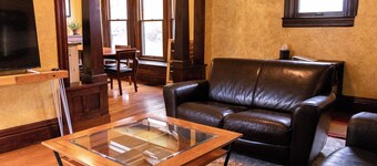 Charming 3-bedroom farmhouse in lovely Kansas City with WiFi Park Front View