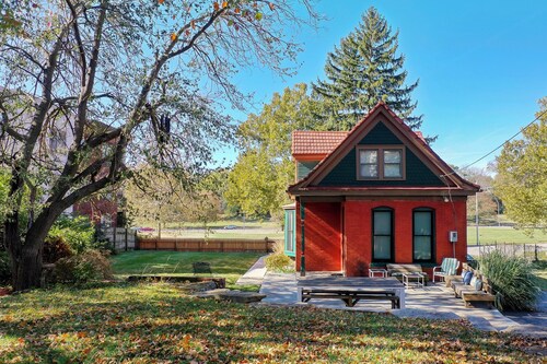 Charming 3-bedroom farmhouse in lovely Kansas City with WiFi Park Front View