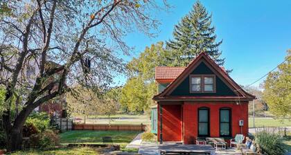 Charming 3-bedroom farmhouse in lovely Kansas City with WiFi Park Front View