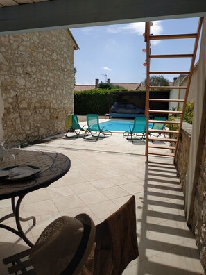 Outdoor dining - Authentic Mas en Provence with garden and swimming pool. Charming house with character. (Cavaillon)