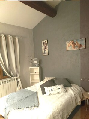 3 bedrooms, desk, iron/ironing board, travel crib - Authentic Mas en Provence with garden and swimming pool. Charming house with character. (Cavaillon)
