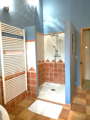 Secador de pelo, toallas, jabón, shampoo