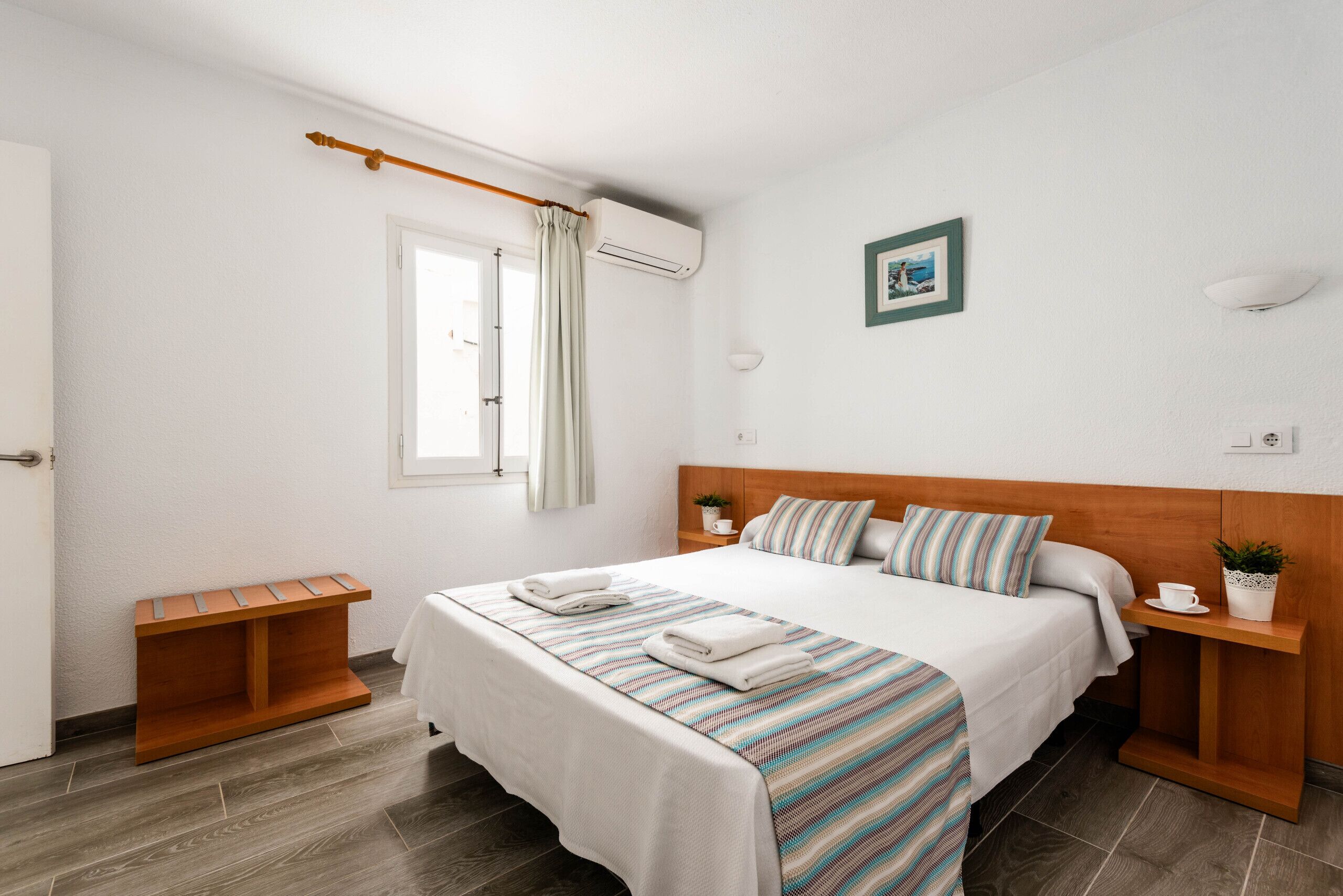 Caja de seguridad en la habitación y tabla de planchar con plancha 