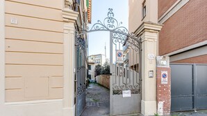 A gated entrance to a building with a metal gate and a sign indicating a no parking zone. - Garden House - Sweet Dreams in Florence (Firenze)
