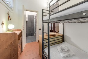 1 bedroom, desk, iron/ironing board, travel cot - Garden House - Sweet Dreams in Florence (Firenze)
