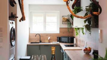 Een koelkast, een microgolfoven, een oven, een kookplaat