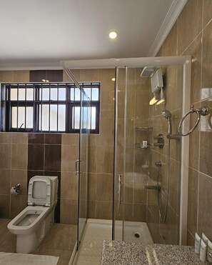 Appartamento, vista città | Bagno | Set di cortesia gratuito, pantofole, sapone, shampoo