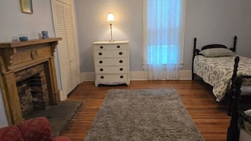 3 bedrooms, desk, iron/ironing board, travel crib