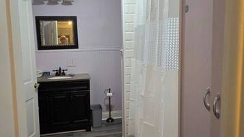 Hårtork, bidé, handdukar och toalettpapper