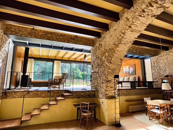 Interior - 16TH CENTURY FARMHOUSE in Masos de Pals. Costa Brava. Capacity 10 people (CT)