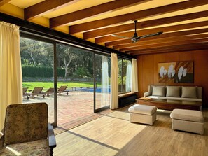 Interior - 16TH CENTURY FARMHOUSE in Masos de Pals. Costa Brava. Capacity 10 people (CT)