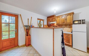 Kjøleskap, kokeplater, oppvaskmaskin og kaffetrakter/tekoker