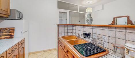 Réfrigérateur, plaque de cuisson, lave-vaisselle, cafetière/bouilloire