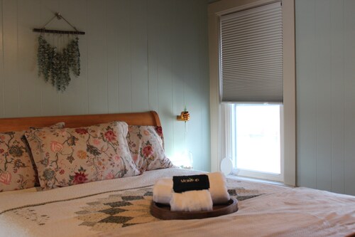 Cozy Second-Floor Stylish & Comfortable Stay