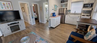 Quiet Cottage steps away from Fulton Pier | Sleeps 4