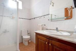 Kamar, 2 kamar tidur, patio, pemandangan kebun | Kamar mandi