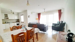 Een modern appartement met een eethoek, keuken en woonkamer.
