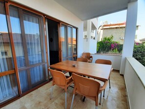 Toetasjesleilighet – grand, kjøkken, hageutsikt | Terrasse/patio