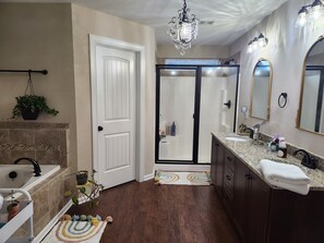 Secadora de cabello, toallas, jabón, papel de baño