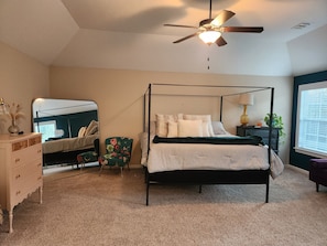 4 habitaciones, tabla de planchar con plancha, wifi y ropa de cama 