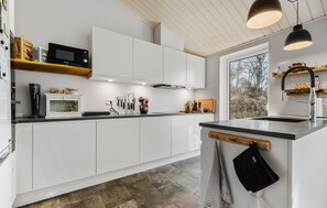 Kjøleskap, oppvaskmaskin og kaffetrakter/tekoker