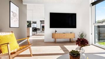 Smart TV, table tennis