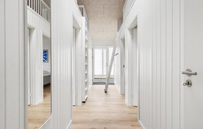 6 bedrooms, travel cot, free WiFi - Awesome home in Løkken with sauna (Løkken)