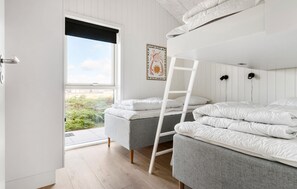 6 bedrooms, travel cot, free WiFi - Awesome home in Løkken with sauna (Løkken)