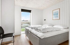 6 bedrooms, travel cot, free WiFi - Awesome home in Løkken with sauna (Løkken)