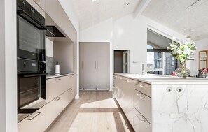 Fridge, oven, dishwasher, coffee/tea maker - Awesome home in Løkken with sauna (Løkken)