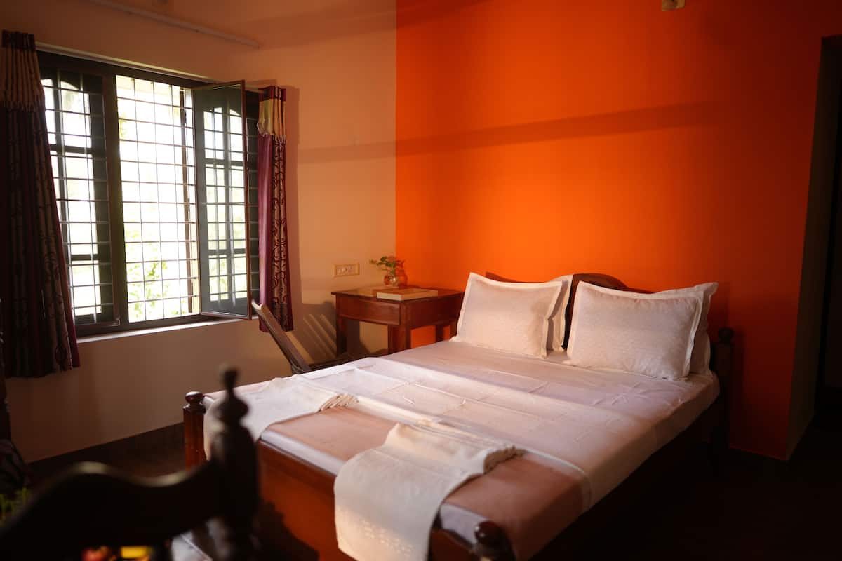 Comfort Room, Lake View | 1 bilik tidur, meja, ruang kerja komputer riba, kalis bunyi