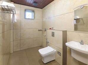 Kostenlose Toilettenartikel, Haartrockner, Bademäntel, Hausschuhe