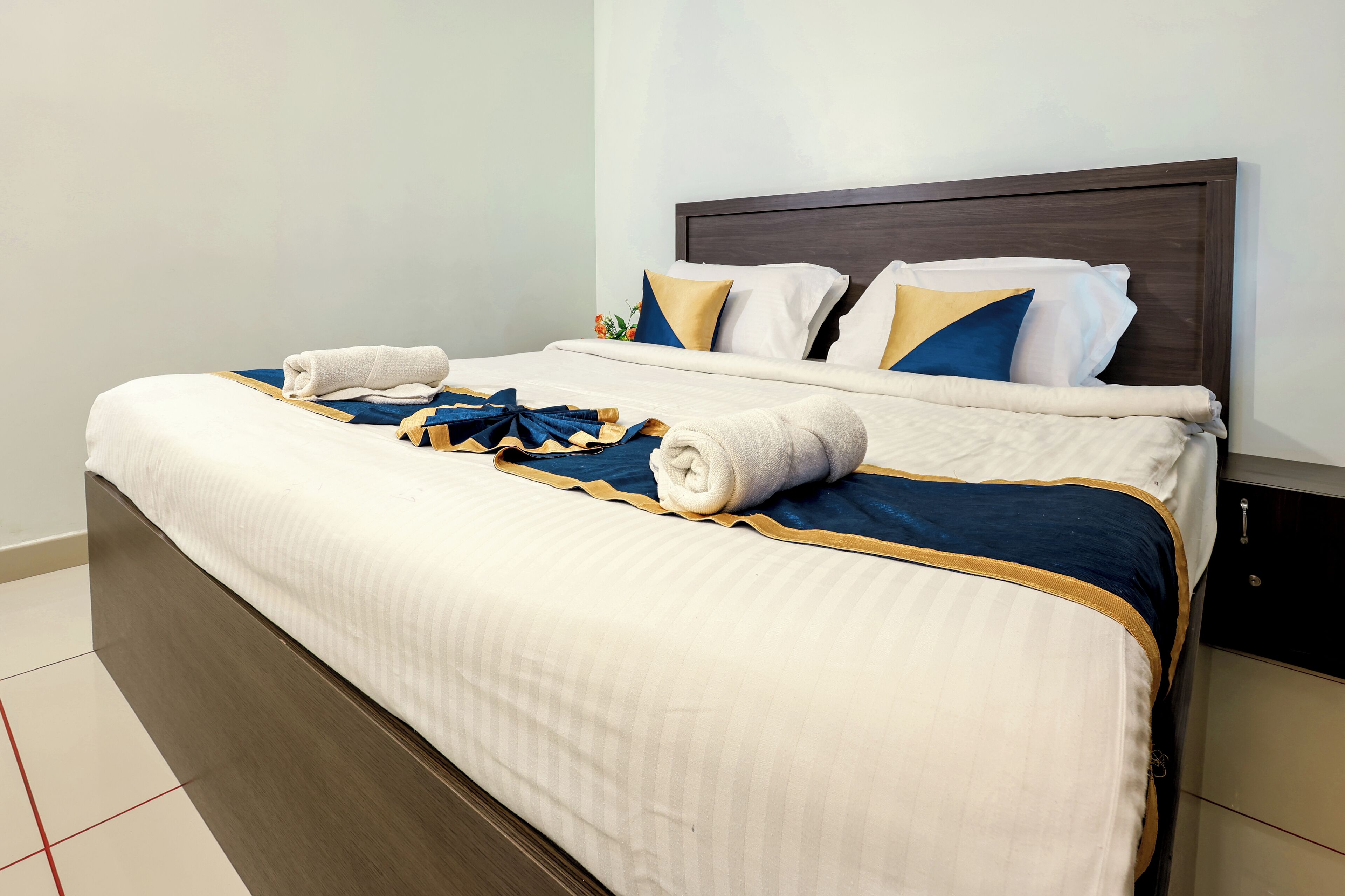 舒适客房, 湖景 | 埃及棉床单、高档床上用品、办公桌、笔记本电脑工作区