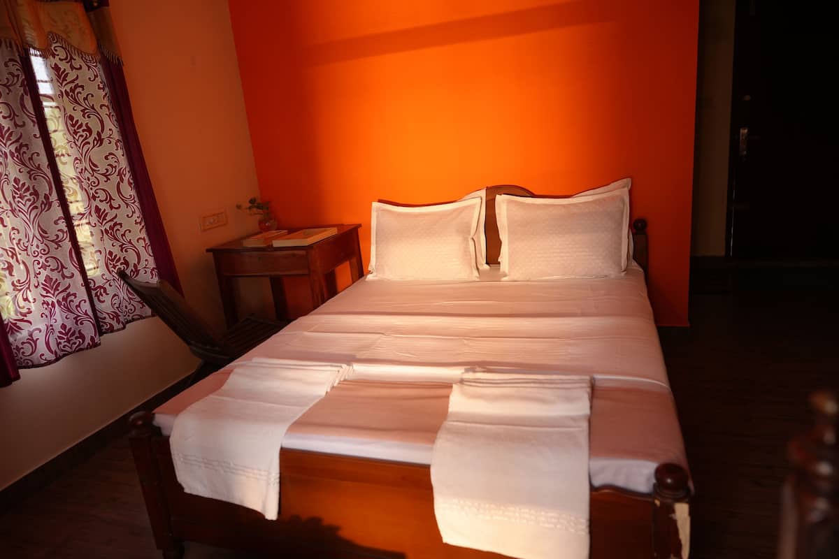 Comfort Room, Lake View | 1 bilik tidur, meja, ruang kerja komputer riba, kalis bunyi