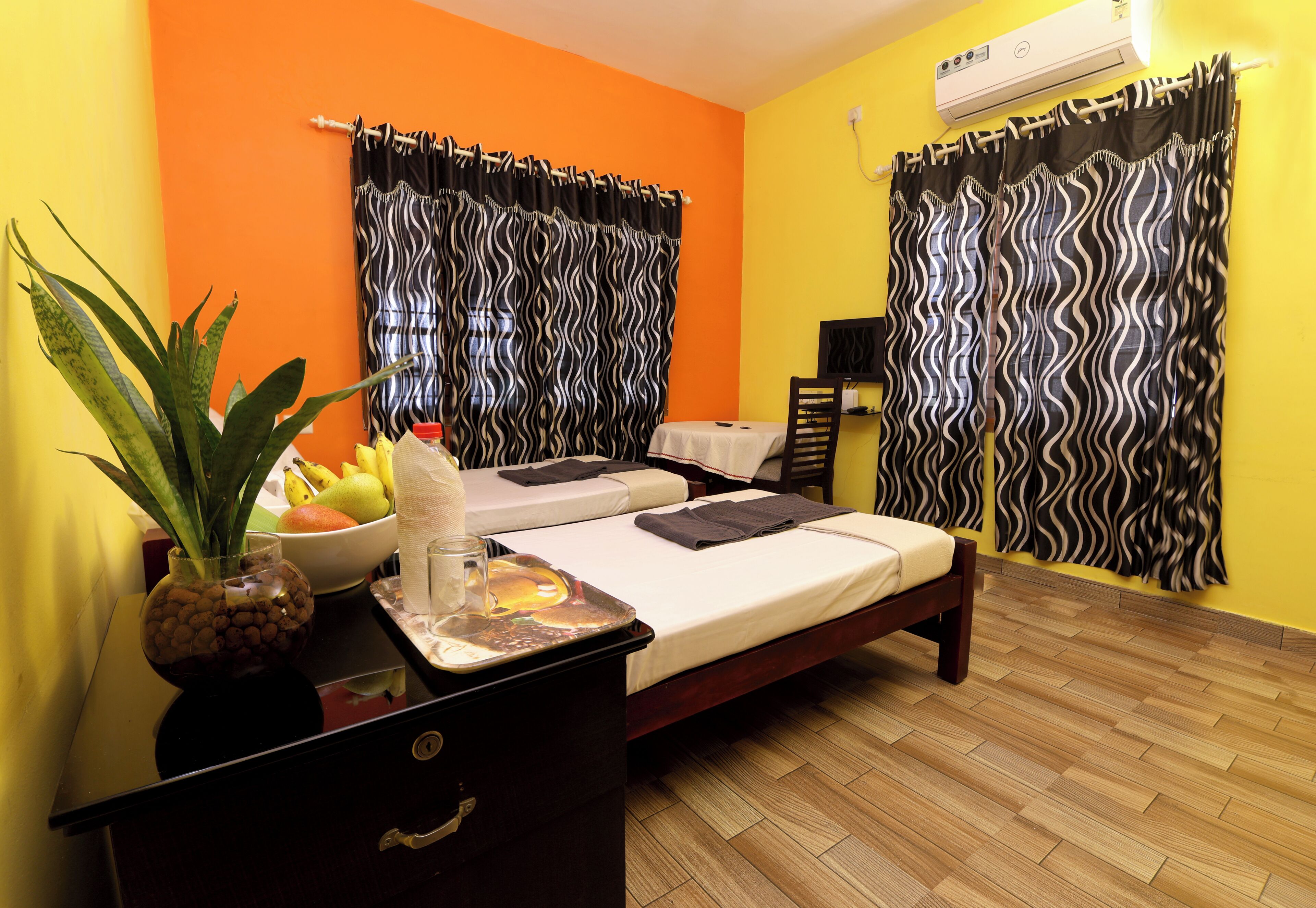 埃及棉床单、高档床上用品、办公桌、笔记本电脑工作区