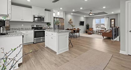 Stylish MidModern New Build w/ Extra Apartment