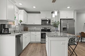 Geladeira, micro-ondas, fogão, cooktop