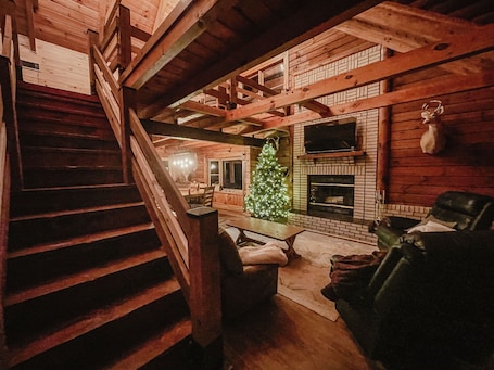 Smart TV, fireplace. Luxury Log Retreat with Hot Tub, Near Homestead & Winery