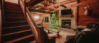 Luxury Log Retreat with Hot Tub, Near Homestead & Winery