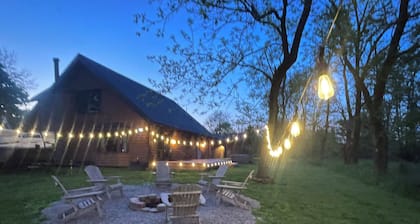 Luxury Log Retreat with Hot Tub, Near Homestead & Winery