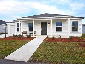 Exterior - Well-Appointed 3br Cottage in Shady Brook - 2 Min Stroll to Pool, Golf Cart (Wildwood)