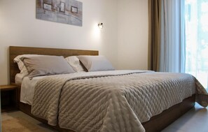 4 bedrooms, travel crib, free WiFi, bed sheets - Amazing home in Ploce (Ploce)