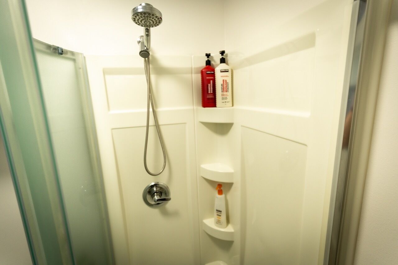 Douche, sèche-cheveux, serviettes fournies, savon