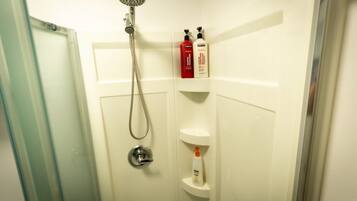 Douche, sèche-cheveux, serviettes fournies, savon