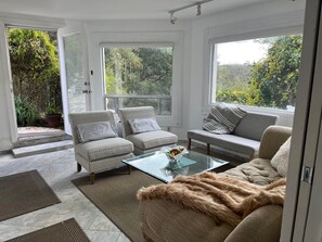 Living area - FOR ROMANTICS AND ARTISTS! So peaceful at night, you can hear the stars!!! (Corte Madera)