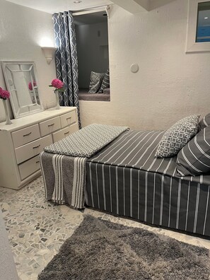 1 habitación, tabla de planchar con plancha, wifi y ropa de cama 